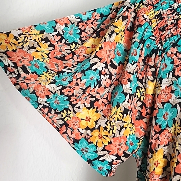 Pleione Colorful Flowers Top, Short Sleeves, V-neck in the Back, Size Medium - Picture 3 of 10